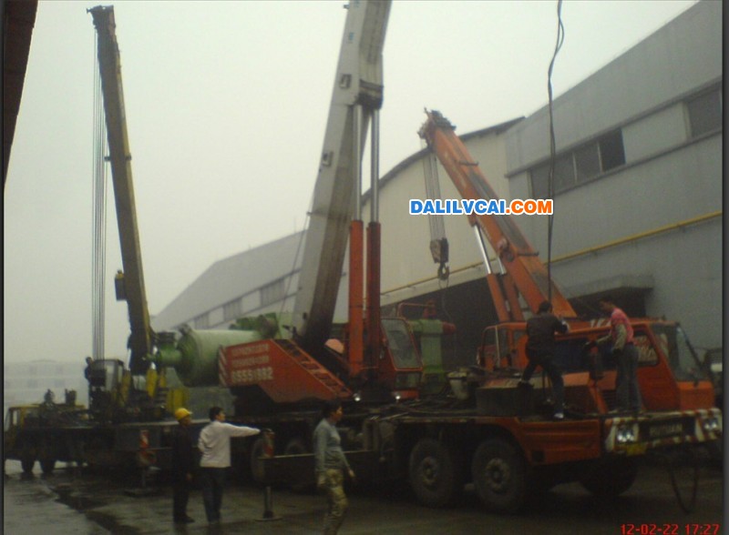 擠壓機(jī)120多噸重，需要三臺大型吊機(jī)吊下來