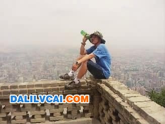 辭職模具工在蘭山山頂俯瞰蘭州。