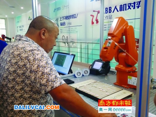 日本安川電機(jī)生產(chǎn)的會(huì)下圍棋的機(jī)器人