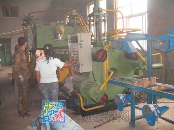 小型鋁材擠壓機(jī)設(shè)備機(jī)修測試現(xiàn)場