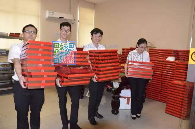 華昌鋁業(yè)中秋月餅發(fā)放現(xiàn)場