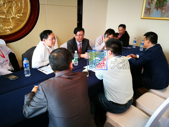 企業(yè)代表與專(zhuān)家互動(dòng)交流，探討鋁加工技術(shù)問(wèn)題