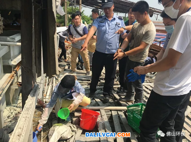 對(duì)排放的廢水進(jìn)行采樣