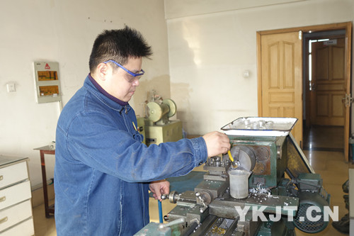 科澳鋁業(yè)把計(jì)算機(jī)站化驗(yàn)室工作人員正在工作
