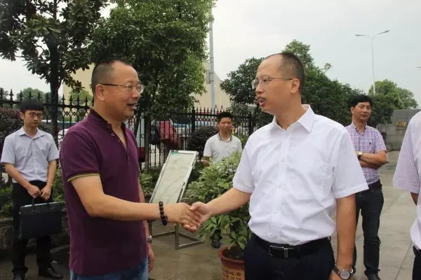 振升鋁業(yè)董事長段軍如（左）迎接周春暉區(qū)長（右）蒞臨公司考察 
