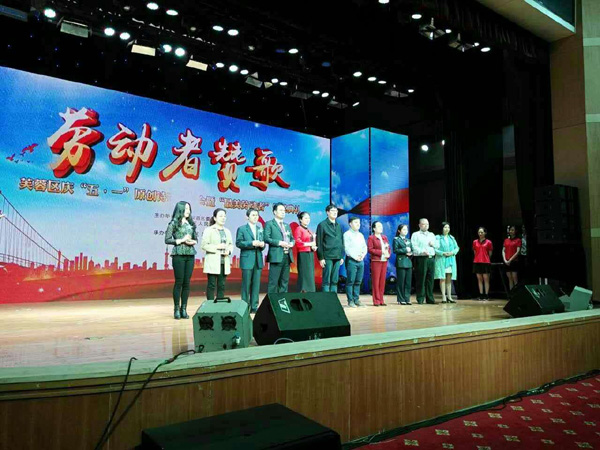 振升維修班長李星球（左三）獲得芙蓉區(qū)總工會“最美勞動者”表彰 