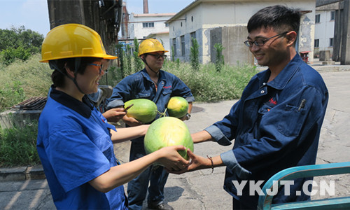 兗礦陽(yáng)極公司：關(guān)懷到崗位 酷暑送清涼